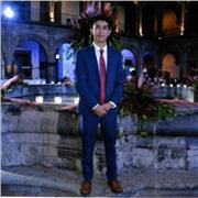 Pedagogo imparte clases para reforzar y apoyar los conocimientos de los estudiantes de primaria